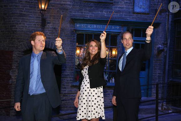 Tous les trois avaient brandi des baguettes magiques dans les airs en plus de voir les décors emblématiques des films.

Kate Middleton; le prince William et le prince Harry d'Angleterre visitent les studios Warner Bros a Leavesden le 26 avril 2013. Photo by EXPRESS SYNDICATION / BESTIMAGE