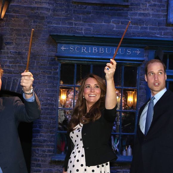 Tous les trois avaient brandi des baguettes magiques dans les airs en plus de voir les décors emblématiques des films.

Kate Middleton; le prince William et le prince Harry d'Angleterre visitent les studios Warner Bros a Leavesden le 26 avril 2013. Photo by EXPRESS SYNDICATION / BESTIMAGE