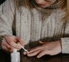 Mieux encore, cette teinte de vernis offre une élégance immédiate et s'adapte à toutes les formes et longueurs d'ongles.