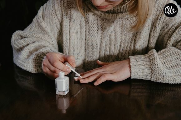 Mieux encore, cette teinte de vernis offre une élégance immédiate et s'adapte à toutes les formes et longueurs d'ongles.