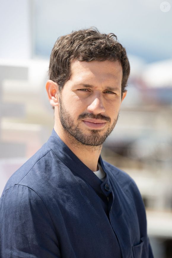 Victor Belmondo assiste au Photocall "Le Rouge Et Le Noir" au 9ème Festival International de Cannes le 25 avril 2026 à Cannes, France. © Shootpix/Abacapress.com