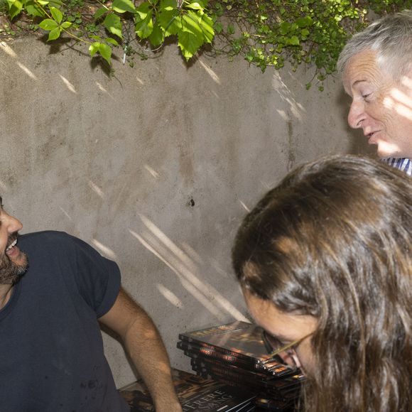 L'affluence était très importante au au café de l'Ormeau pour l'événement "Les plumes de Ramatuelle".

Cyril Lignac, lors d'une séance de dédicaces "Les plumes de Ramatuelle" au café de l'Ormeau en marge du 41ème Festival de Ramatuelle le 7 août 2025.

© Cyril Bruneau / Festival de Ramatuelle / Bestimage