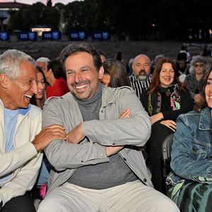 Nagui, Bruno Salomone et Stéphanie Pareja durant la soirée de clôture de la 1ere édition du festival Les Théâtrales d'Eze en plein air à l'oppidum du Col d'Eze avec la pièce "Brexit sentimental", le 8 août 2023. © Bruno Bebert / Bestimage