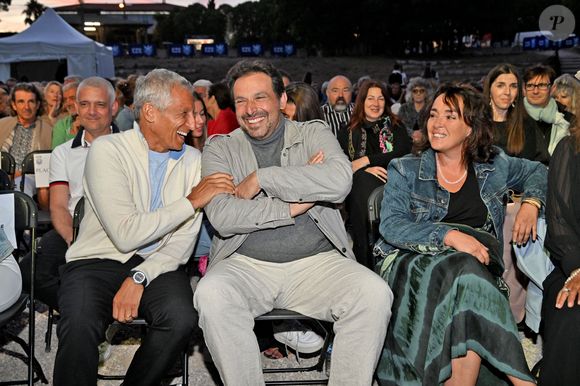Nagui, Bruno Salomone et Stéphanie Pareja durant la soirée de clôture de la 1ere édition du festival Les Théâtrales d'Eze en plein air à l'oppidum du Col d'Eze avec la pièce "Brexit sentimental", le 8 août 2023. © Bruno Bebert / Bestimage
