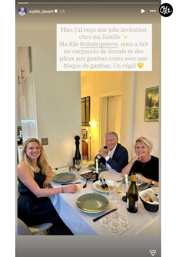 Radieux et tout sourire, le trio a pris la pose autour d'une table élégamment dressée. Et pour régaler sa mère et son beau-père, Valentine Sled n'a pas fait les choses à moitié. Fière des talents de sa progéniture, Sophie Davant a tenu à saluer ce festin en légende de son cliché.

Sophie Davant invitée à dîner par sa fille Valentine Sled, avec son compagnon William Leymergie