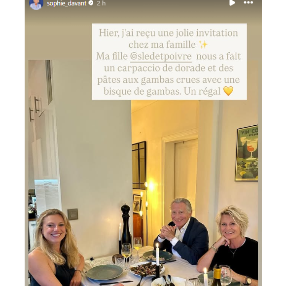 Radieux et tout sourire, le trio a pris la pose autour d'une table élégamment dressée. Et pour régaler sa mère et son beau-père, Valentine Sled n'a pas fait les choses à moitié. Fière des talents de sa progéniture, Sophie Davant a tenu à saluer ce festin en légende de son cliché.

Sophie Davant invitée à dîner par sa fille Valentine Sled, avec son compagnon William Leymergie