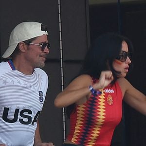11 juillet 2026. Brad Pitt, accompagné de sa compagne Ines de Ramon, assiste au quart de finale de la Coupe du Monde de la FIFA opposant l'Espagne à la Belgique au stade de Los Angeles, aux États-Unis.
L'actrice Penélope Cruz et son mari, l'acteur Javier Bardem, assistent au quart de finale de la Coupe du Monde de la FIFA opposant l'Espagne à la Belgique au stade de Los Angeles, aux États-Unis. GOFF  / BESTIMAGE