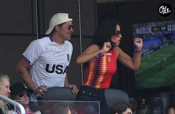 11 juillet 2026. Brad Pitt, accompagné de sa compagne Ines de Ramon, assiste au quart de finale de la Coupe du Monde de la FIFA opposant l'Espagne à la Belgique au stade de Los Angeles, aux États-Unis.
L'actrice Penélope Cruz et son mari, l'acteur Javier Bardem, assistent au quart de finale de la Coupe du Monde de la FIFA opposant l'Espagne à la Belgique au stade de Los Angeles, aux États-Unis. GOFF  / BESTIMAGE