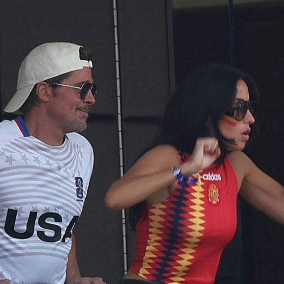11 juillet 2026. Brad Pitt, accompagné de sa compagne Ines de Ramon, assiste au quart de finale de la Coupe du Monde de la FIFA opposant l'Espagne à la Belgique au stade de Los Angeles, aux États-Unis.
L'actrice Penélope Cruz et son mari, l'acteur Javier Bardem, assistent au quart de finale de la Coupe du Monde de la FIFA opposant l'Espagne à la Belgique au stade de Los Angeles, aux États-Unis. GOFF  / BESTIMAGE