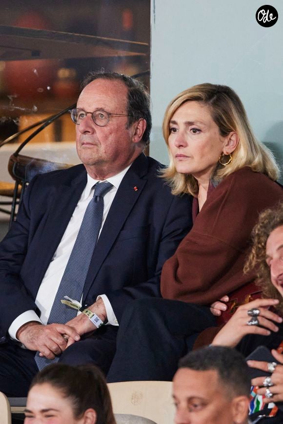 François Hollande et sa femme Julie Gayet assistent aux Internationaux de France de tennis de Roland Garros 2024 à Paris, le 4 juin 2024. 

© Jacovides-Moreau/Bestimage