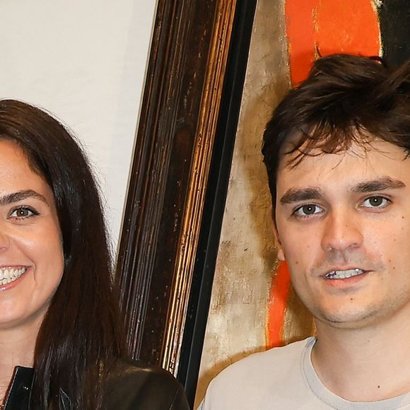 Anouchka Delon et Alain-Fabien Delon au cocktail à l'issue de la conférence de presse pour la vente de la collection Alain Delon chez Bonhams Cornette de Saint Cyr à Paris le 19 juin 2023. © Coadic Guirec/Bestimage