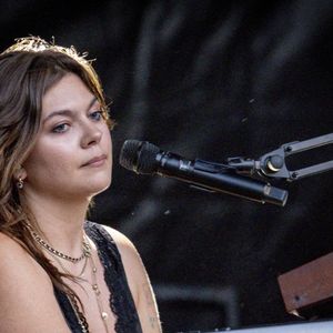 Malgré ses inquiétudes face à la pression du métier, Louane assure qu’elle soutiendra sa fille si elle choisit cette voie.

Louane se produit sur la scène du festival "Printemps de Pérouges" au château de Saint-Maurice-de-Rémens (01 - France) le 28/06/2026. © Sandrine Thesillat/Psnewz/Bestimage
