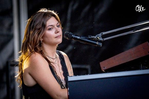 Malgré ses inquiétudes face à la pression du métier, Louane assure qu’elle soutiendra sa fille si elle choisit cette voie.

Louane se produit sur la scène du festival "Printemps de Pérouges" au château de Saint-Maurice-de-Rémens (01 - France) le 28/06/2026. © Sandrine Thesillat/Psnewz/Bestimage