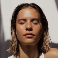 Comment hydrater et protéger sa peau durant la canicule sans la rendre grasse et luisante ?