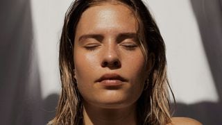 Comment hydrater et protéger sa peau durant la canicule sans la rendre grasse et luisante ?