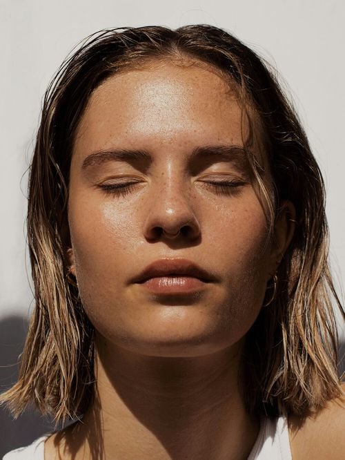 Comment hydrater et protéger sa peau durant la canicule sans la rendre grasse et luisante ?