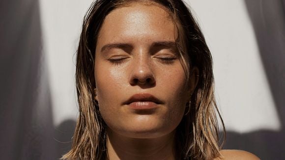 Comment hydrater et protéger sa peau durant la canicule sans la rendre grasse et luisante ?