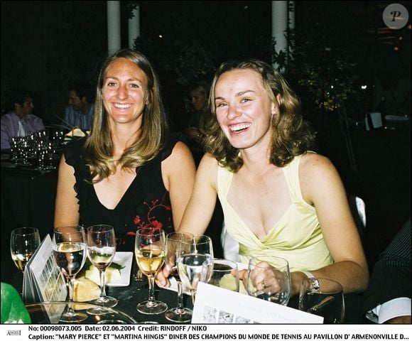 Mary Pierce et Martina Hingis au Dîner des champions du monde de tennis au pavillon d'Armenonville en 2004.