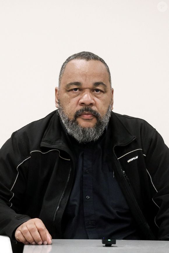 Cette société est en liquidation judiciaire, avec 1,4 million d’euros de dettes, surtout envers le fisc. Conférence de presse de Francis Lalanne et Dieudonné pour présenter leur liste France Libre-La Ruche Citoyenne à Paris. Le 18 avril 2024. © Stéphane Lemouton / Bestimage