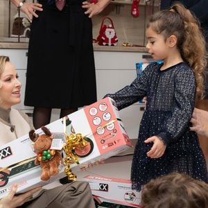 Le prince Albert II de Monaco et la princesse Charlène de Monaco assistent au spectacle de Noël à la crèche de la Croix-Rouge Rosine Sanmori et participent à la traditionnelle distribution de cadeaux de Noël à Monaco. Photo par Olivier Huitel / Pool Monaco / Bestimage