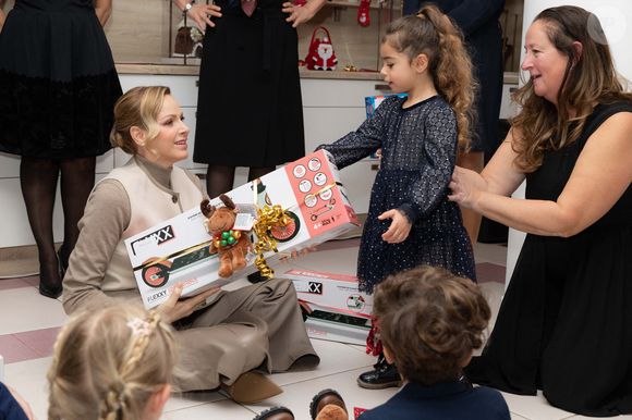 Le prince Albert II de Monaco et la princesse Charlène de Monaco assistent au spectacle de Noël à la crèche de la Croix-Rouge Rosine Sanmori et participent à la traditionnelle distribution de cadeaux de Noël à Monaco. Photo par Olivier Huitel / Pool Monaco / Bestimage