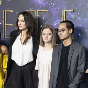 Shiloh Jolie-Pitt, Zahara Jolie-Pitt, Angelina Jolie, Vivienne Jolie-Pitt, Maddox Jolie-Pitt et Knox Jolie-Pitt arrivent à la projection de gala britannique d'Eternals, au BFI IMAX Waterloo le 27/10/21. Crédit : Doug Peters/EMPICS ©PA Photos/ABACA