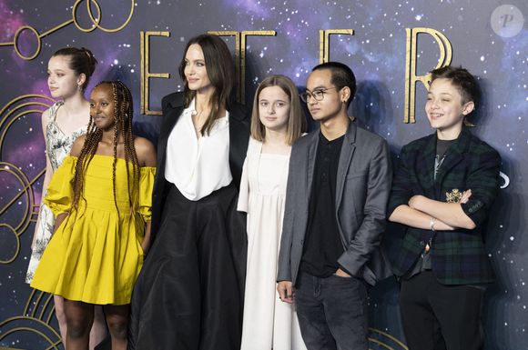 Shiloh Jolie-Pitt, Zahara Jolie-Pitt, Angelina Jolie, Vivienne Jolie-Pitt, Maddox Jolie-Pitt et Knox Jolie-Pitt arrivent à la projection de gala britannique d'Eternals, au BFI IMAX Waterloo le 27/10/21. Crédit : Doug Peters/EMPICS ©PA Photos/ABACA