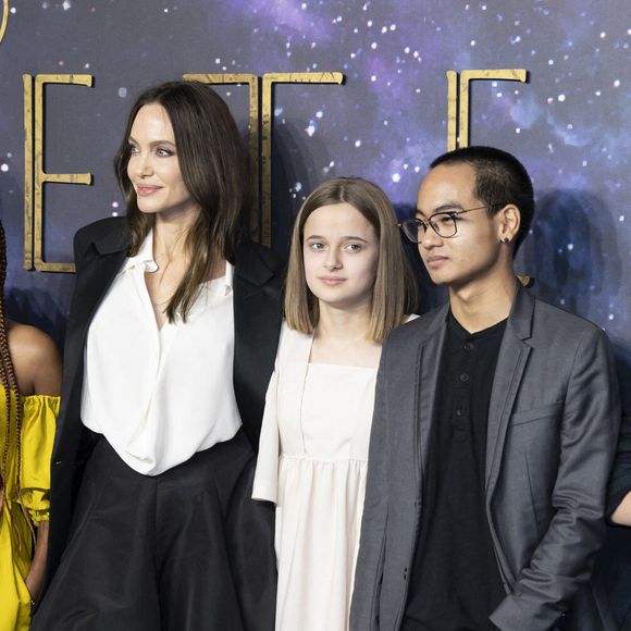 Shiloh Jolie-Pitt, Zahara Jolie-Pitt, Angelina Jolie, Vivienne Jolie-Pitt, Maddox Jolie-Pitt et Knox Jolie-Pitt arrivent à la projection de gala britannique d'Eternals, au BFI IMAX Waterloo le 27/10/21. Crédit : Doug Peters/EMPICS ©PA Photos/ABACA