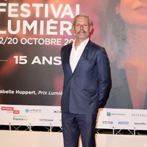 Lambert Wilson au photocall de la cérémonie d'ouverture de la 15ème édition du festival Lumière à la Halle Tony Garnier de Lyon le 12 octobre 2024.

© Dominique Jacovides / Bestimage