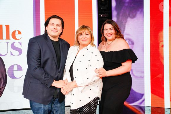 Exclusif - Michèle Bernier et ses enfants Enzo et Charlotte Gaccio lors du backstage de l'enregistrement de l'émission "Famille je vous aime" présentée par M. Drucker et qui sera diffusée le 13 juin 2025 sur France 3, aux Studios rive gauche à Paris, France, le 14 avril 2025. © Clovis-Gaffiot/Bestimage
Tout au long de sa carrière, Michel Drucker a interviewé les parents de ses invités pour comprendre leur parcours. Il a tissé des liens avec chacune de leur famille. Voilà comment est née l'idée de " Famille je vous aime ".

Cette émission diffusée en prime time sur France 3, entre la Fête des Mères et la Fête des Pères, a pour thème principal la transmission.

La famille a toujours inspiré les artistes que ce soit en chanson ou en humour. Gad Elmaleh, le parrain de cette première émission sera accompagné de Régine et David, ses parents. Il y aura également Dany Brillant, Anne Roumanoff, Roman Doduick et leur maman, Michèle Bernier, Laurent Voulzy, Gérard Lanvin, Louis Chedid, Michel et Beatrice Leeb et leurs enfants, mais aussi David Hallyday et Olivier de Benoist dont les récents spectacles abordent ce sujet.

Entre émotion et fous rires, nous n'avons pas fini d'aimer ces drôles de Familles !