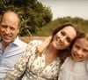 En ayant eu vent ou non, Kate Middleton et le prince William ont dévoilé la leur, ce jeudi 19 décembre 2024. Et le cliché en question... Le grand public la connait !

Kate Middleton en a fini avec la chimiothérapie et annonce dans une vidéo publiées sur les réseaux sociaux le 9 septembre 2024 qu’elle reprend ses activités.
© Prince and Princess of Wales Instagram via Bestimage