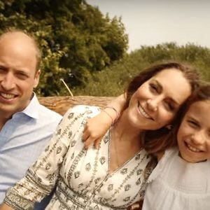 En ayant eu vent ou non, Kate Middleton et le prince William ont dévoilé la leur, ce jeudi 19 décembre 2024. Et le cliché en question... Le grand public la connait !

Kate Middleton en a fini avec la chimiothérapie et annonce dans une vidéo publiées sur les réseaux sociaux le 9 septembre 2024 qu’elle reprend ses activités.
© Prince and Princess of Wales Instagram via Bestimage