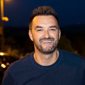 C'est ce qu'a expliqué Matthieu Jean-Toscani, co-producteur pour Kitchen Factory, à Télé-Loisirs

Exclusif - Cyril Lignac vient apporter le gâteau pour le 40ème anniversaire du festival - Christophe Maé, à l'occasion de sa tournée "Carnet de voyage", en concert au Théâtre de verdure lors du 40ème Festival de Ramatuelle. Le 1er août 2024
© Cyril Bruneau / Festival de Ramatuelle / Bestimage