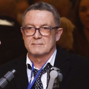 Et comme annoncé au préalable, son fils unique Nicolas-Jacques Charrier a fait le déplacement depuis la Norvège où il est installé. 

Nicolas-Jacques Charrier (fils de Brigitte Bardot) - Sorties des obsèques de Brigitte Bardot en l'église Paroissiale Notre-Dame-de-l'Assomption de Saint-Tropez, France, le 7 janvier 2026. © Jacovides-Moreau/Bestimage