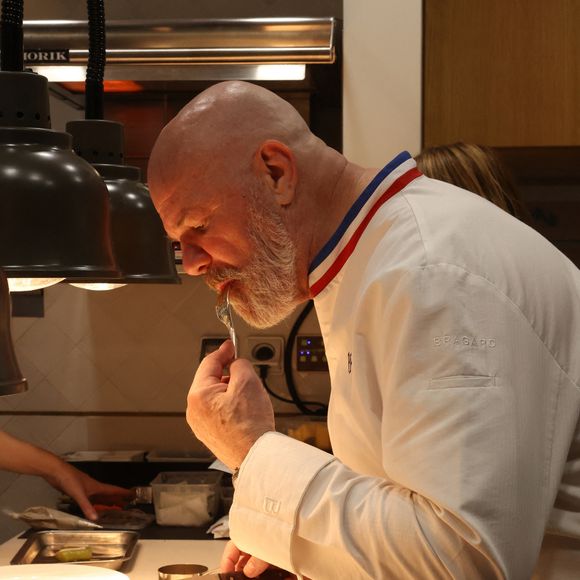 Exclusif - Le chef Philippe Etchebest dans les cuisines de son restaurant "Maison Nouvelle" à Bordeaux, le 11 avril 2025. ©Jean-Marc Lhomer/Bestimage.
