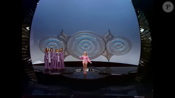 Capture d'écran YouTube du passage de Clodagh Rodgers, candidate du Royaume-Uni à l'Eurovision en 1971
