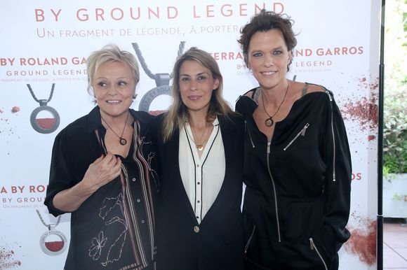 De grandes figures de l'histoire du tennis comme Henri Leconte et Marion Bartoli, ainsi que le journaliste Nelson Monfort, ont également répondu à l'invitation.

Exclusif - Muriel Robin, Marion Bartoli et Anne Le Nen - Présentation du Collier " Terra by Roland Garros " créé par Anne Le Nen, Présidente de Ground Legend, au restaurant Laurent à Paris, France le 22 Mai 2026.

© Bertrand Rindoff/Bestimage