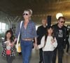 Depuis la disparition de son mari Johnny Hallyday en 2017, Laeticia Hallyday élève seule leurs filles, Jade et Joy, avec qui elle vit à Los Angeles.

Exclusif - Johnny Hallyday repart en famille avec sa femme Laeticia, ses filles Jade et Joy et Elyette, la grand-mère de Laeticia à Saint-Barthélemy de l'aéroport Roissy Charles de Gaulle le 27 juillet 2016.