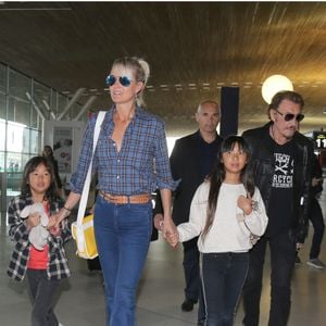 Depuis la disparition de son mari Johnny Hallyday en 2017, Laeticia Hallyday élève seule leurs filles, Jade et Joy, avec qui elle vit à Los Angeles.

Exclusif - Johnny Hallyday repart en famille avec sa femme Laeticia, ses filles Jade et Joy et Elyette, la grand-mère de Laeticia à Saint-Barthélemy de l'aéroport Roissy Charles de Gaulle le 27 juillet 2016.