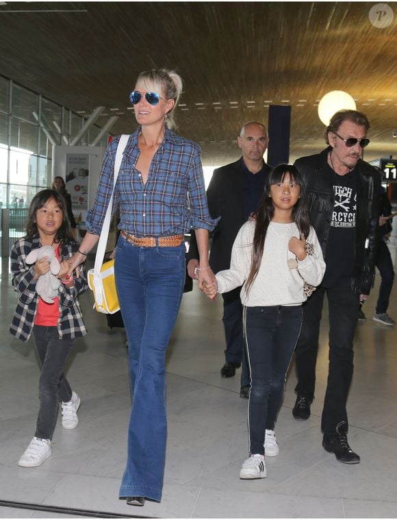 Depuis la disparition de son mari Johnny Hallyday en 2017, Laeticia Hallyday élève seule leurs filles, Jade et Joy, avec qui elle vit à Los Angeles.

Exclusif - Johnny Hallyday repart en famille avec sa femme Laeticia, ses filles Jade et Joy et Elyette, la grand-mère de Laeticia à Saint-Barthélemy de l'aéroport Roissy Charles de Gaulle le 27 juillet 2016.