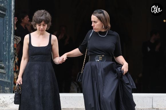 Elle s’est inspirée de son enfance et de sa vie en Normandie.

Manon et Ninon Ardisson - Sorties des obsèques de Thierry Ardisson en l’église Saint-Roch de Paris, France, le 17 juillet 2025. © Clovis-Jacovides/Bestimage