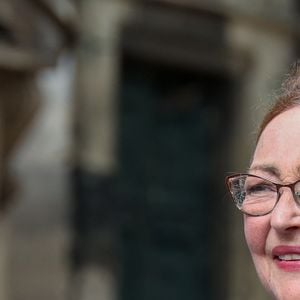 Catherine Frot aux obsèques de Dominique Frot au cimetière du Père Lachaise à Paris, France, le 21 août 2026. © enis Guignebourg/Bestimage