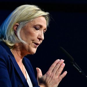 Marine Le Pen lors d'un meeting à Etrepagny le 15 décembre 2024

© Christian Liewig / Bestimage