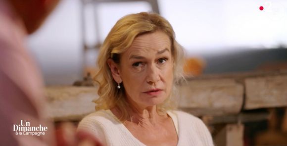 Jeanne Hurt est la fille de Sandrine Bonnaire..

Sandrine Bonnaire face Frédéric Lopez dans "Un dimanche à la campagne". Un dimanche à la Campagne, France 2