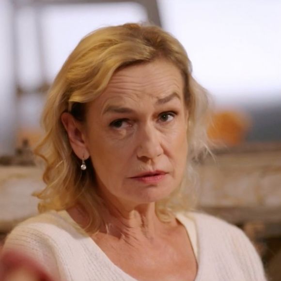 Jeanne Hurt est la fille de Sandrine Bonnaire..

Sandrine Bonnaire face Frédéric Lopez dans "Un dimanche à la campagne". Un dimanche à la Campagne, France 2