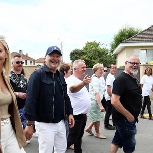 Exclusif - Sébastien Cauet et sa compagne Nathalie Dartois ainsi que des habitants de Marle se promènent dans les rues - L'animateur radio de NRJ, Sébastien Cauet retourne à Marle (Aisne), sa ville natale, et inaugure la piscine municipale qui porte son nom le 11 juin 2022. 
Cette journée “Cauet made in Marle” était l’occasion pour le comité des fêtes et l’animateur d’inaugurer le 1er salon international des jeux de café. © Claude Dubourg/Bestimage