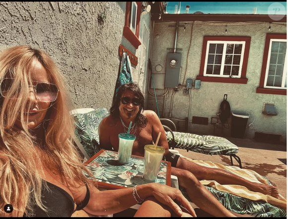 "Les garde-côtes américains, la Royal Bahamas Defense Force et un avion MH-65 d’AIRMIA ont fouillé la zone, mais n’ont toujours pas retrouvé son corps", a précisé Le Parisien ce vendredi 7 mars. 

Kimberly Burch sur Instagram, avec Taime Downe.