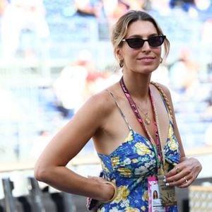 Le duo avait déjà été repéré ensemble sur le Rocher le 6 juin, se faufilant dans les coulisses du paddock pour admirer les bolides de près.

6 juin 2026, Monte-Carlo, Monaco : Laury Thilleman lors de la séance de qualifications du Grand Prix de Formule 1 de Monaco 2026.  © Mickael Chavet/ZUMA Press Wire/Bestimage