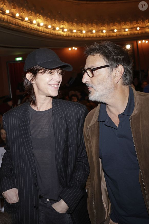 D’après "Première", les amoureux ont investi dans un "nid d’amour haut de plafond, spacieux et lumineux, meublé de fauteuils chinés, de tables basses design et de lampes originales."

Charlotte Gainsbourg et son compagnon Yvan Attal - Soirée de mobilisation "L'Europe contre l'antisémitisme" au théâtre Antoine à Paris le 3 juin 2024. © Cédric Perrin/Bestimage
