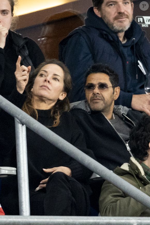 Ensemble, ils ont eu deux enfants respectivement baptisés Léon (17 ans) et Lila (14 ans)

Jamel Debbouze avec sa femme Mélissa Theuriau - Célébrités dans les tribunes du quart de finale de la Ligue des Nations de l'UEFA 2025 "France - Croatie (2-0 / tab 5-4)" au Stade de France à Saint-Denis le 23 mars 2025. © Cyril Moreau/Bestimage